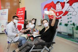 Hoa hậu Ngọc Hân, diễn viên Hồng Diễm, Đan Lê cùng hiến máu mùa dịch Covid-19