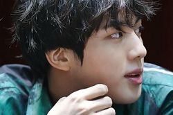 'Nín thở' chiêm ngưỡng cận cảnh góc nghiêng hoàn hảo của 'trai đẹp toàn cầu' Jin BTS