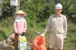 Bỏ ngoài tai đàm tiếu, vợ chồng trẻ 'rỗi hơi' tự nguyện đi nhặt rác