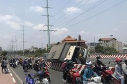 Xe tải mất lái tông vào dải phân cách, 1 người bị thương