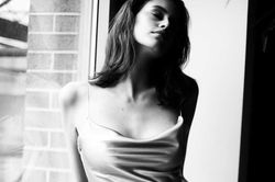 Không nội y, Kaia Gerber gợi cảm hút hồn với váy lụa mỏng tang