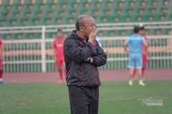 Tuyển Việt Nam: V-League không hủy, thầy Park vẫn bất an