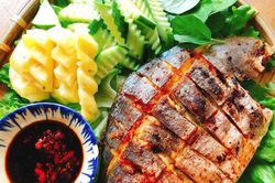 Bữa tối đưa cơm với món cá nướng muối ớt thơm ngon đơn giản tại nhà