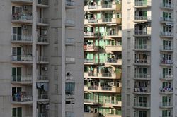 Người dân Ấn Độ hò reo cổ vũ tinh thần nhân viên y tế trong lệnh phong tỏa
