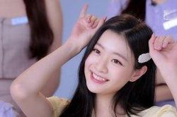Cung đấu xuất hiện trong 'Thanh xuân có bạn 2': 4 chị em sinh tự bỏ phiếu cho vị trí center, ảnh cũ khiến người xem 'hoảng hồn'