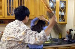Cú song phi của chồng khiến vợ sực tỉnh