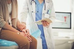 Phụ nữ nên đi khám ngay nếu thấy những triệu chứng này