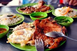 Tại sao cơm Tấm lại là 'biểu tượng ẩm thực' của teen Sài thành?
