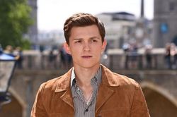 Đi siêu thị mua trứng mà hết, 'Người Nhện' Tom Holland mua luôn gà về nuôi
