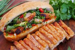 Cách làm bánh mì thịt heo quay bì giòn rụm