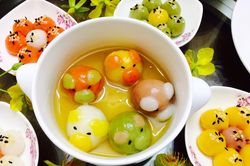 Trổ tài làm bánh trôi nhiều màu sắc cho Tết Hàn thực