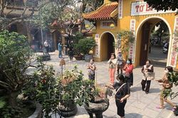 Tại chùa Phúc Khánh, chùa Quán Sứ... nườm nượp người đi lễ