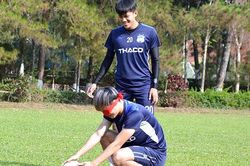 Các đội bóng V League vẫn tích cực tập luyện
