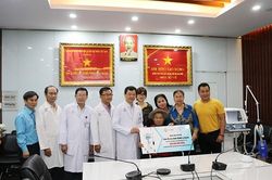 Gia đình NSND Lý Huỳnh tặng máy thở cho Bệnh viện Chợ Rẫy