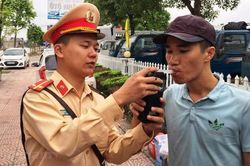 Cảnh sát có quyền từ chối làm việc với người say rượu, bia