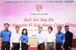 Hội Thầy thuốc trẻ tặng khẩu trang, đồ bảo hộ cho y bác sĩ tuyến đầu chống dịch