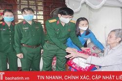 Bộ CHQS tỉnh Hà Tĩnh tặng 20 suất quà cho gia đình chính sách