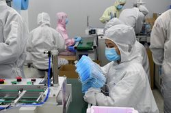Các nhà mốt nổi tiếng lấn sân lĩnh vực sản xuất đồ bảo hộ y tế