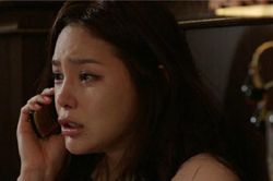 Vợ ngã quỵ vì tiếng nói lạ từ điện thoại chồng lúc nửa đêm: 'Anh ấy đang ngủ say, chị gọi lại sau nhé!'