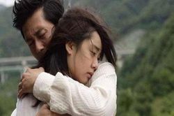Một tuần nay vợ đi làm về trễ, lúc nào cũng kêu mệt mỏi, nghi ngờ vợ ngoại tình nên tôi đã đến công ty của cô ấy để rồi cay mắt khi biết sự thật