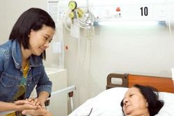 Lúc hấp hối, mẹ chồng nắm chặt tay con dâu khóc mếu nói điều này khiến cả nhà ai cũng 'phát hỏa'