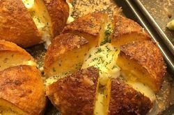 Học lỏm ngay công thức tự làm bánh mì bơ tỏi phô mai Hàn Quốc đang 'hot' xình xịch
