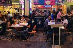 Quán bar, nhà hàng Singapore vẫn hoạt động đông đúc