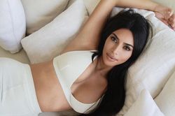 Kim Kardashian bị ném đá vì lợi dụng dịch bệnh để bán hàng