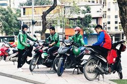 Tài xế taxi, xe ôm tìm cách vượt qua khó khăn trong mùa dịch Covid-19