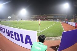 V-League nhìn từ dàn đèn, mặt cỏ