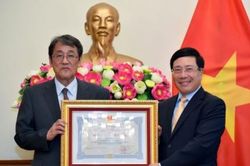 Trao Huân chương Hữu nghị cho Đại sứ đặc mệnh toàn quyền Nhật Bản tại Việt Nam