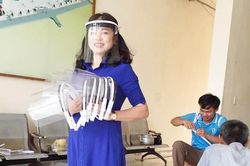 Giáo viên Trường THPT Kỳ Anh sáng chế kính che mặt ngừa COVID-19