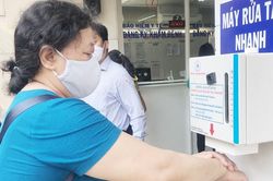 Y bác sĩ chế máy rửa tay tự động 'cây nhà lá vườn'