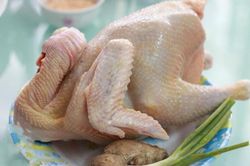 Hướng dẫn cách luộc gà vàng ươm, không bị nứt da