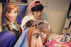 Những đam mê chứa cả tấn muối biển của các nam thần Kpop, người thích công chúa Elsa kẻ mê thú nhồi bông