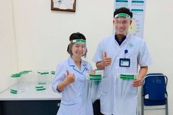 Nhân viên Bệnh viện Đa khoa tỉnh sáng chế kính bảo hộ ngăn giọt bắn phòng ngừa Covid-19