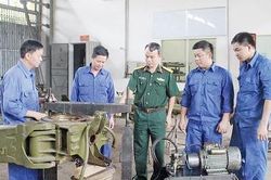 Giám đốc đeo quân hàm nhiều sáng kiến