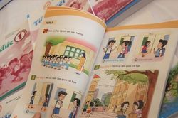Vì sao giá sách giáo khoa lớp 1 mới cao gấp 3-4 lần bộ sách hiện hành?