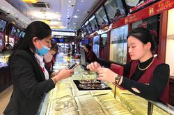 Giá vàng tăng thêm 400.000 đồng/lượng, giá USD giảm tiếp
