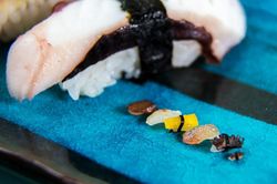 Ăn sushi siêu nhỏ, phải dùng kính lúp và tăm