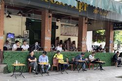 Hà Nội: Nhiều quán cafe vẫn đón khách dù đã được yêu cầu đóng cửa