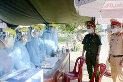 Lãnh đạo CATP thăm, động viên lực lượng các chốt chặn phòng, chống dịch bệnh Covid-19