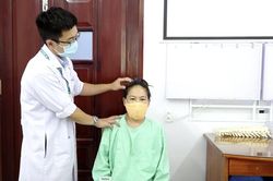 Lần đầu tiên phẫu thuật thành công cho bệnh nhân bị biến dạng gập cột sống cổ