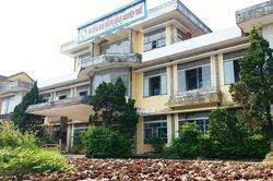 Vì sao cơ ngơi Trường CĐ Công nghiệp Huế 'mắc cạn' giữa rác?