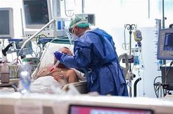 TP.HCM yêu cầu nhân viên y tế không dự đám cưới, đám tang để tránh dịch