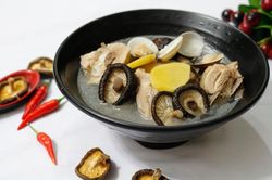 Món canh thịt gà nấu nấm hương thơm ngon khó cưỡng