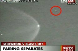 Phát hiện 2 UFO bám theo Thần Châu