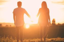 Cắt đứt mọi liên lạc với bạn trai vì gia đình nói không hợp tuổi