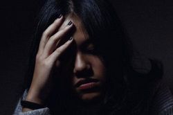 Thấy mẹ chồng khóc đến lặng người trong đám tang bác ruột tôi, về hỏi lý do thì bà chẹp miệng trả lời một câu khiến tôi 'sững sờ'