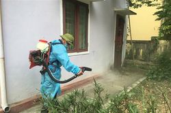 Làm mặt nạ chắn giọt bắn để phòng, chống lây nhiễm COVID-19